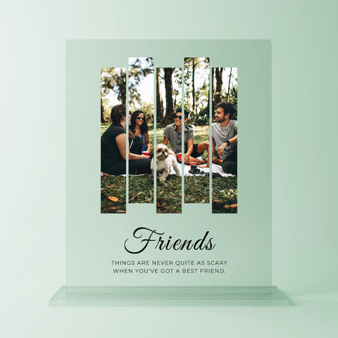 Personalisierte Acrylglasplatte mit Freundschaftsmotiv – Gruppenfoto mit Freunden im Streifen-Design und Zitat ‚Friends – Things are never quite as scary when you’ve got a best friend‘ – ideales Geschenk für beste Freunde oder Freundesgruppen.