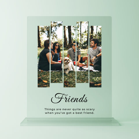 Personalisierte Acrylglasplatte mit Freundschaftsmotiv – Gruppenfoto mit Freunden im Streifen-Design und Zitat ‚Friends – Things are never quite as scary when you’ve got a best friend‘ – ideales Geschenk für beste Freunde oder Freundesgruppen.