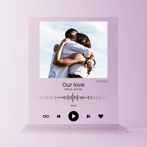 Personalisierte Acrylglasplatte im Musikdesign mit Paarfoto, Songtitel ‚Our love‘, Namen ‚Mia & Jonas‘ und Datum – romantisches Geschenk zum Jahrestag mit Play-Design und Liebe zum Detail