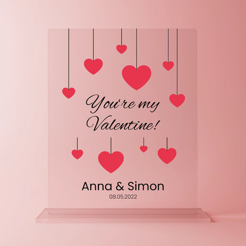 Personalisierte Acrylglasplatte zum Valentinstag mit roten Hängeherzen und dem Text ‚You're my Valentine!‘ – individuelles Liebesgeschenk mit Namen ‚Anna & Simon‘ und Datum – romantische Dekoidee für Paare