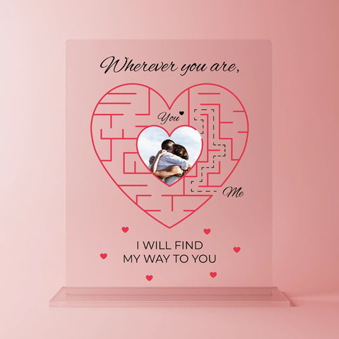 Romantische Acrylglasplatte mit Herzlabyrinth und Paarfoto – personalisiertes Geschenk mit dem Spruch ‚Wherever you are, I will find my way to you‘ – liebevolles Design für Fernbeziehungen oder Valentinstag