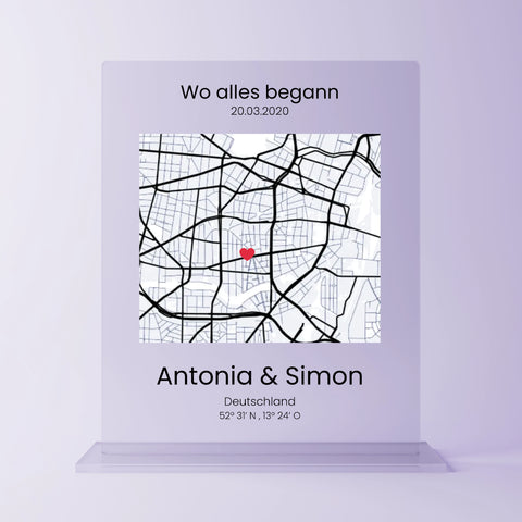 Individuelle Acrylglasplatte mit Stadtkarte und Herzsymbol – personalisiertes Geschenk mit Datum, Koordinaten und Namen ‚Antonia & Simon‘ sowie der Aufschrift ‚Wo alles begann‘ – romantische Erinnerung an den Beziehungsbeginn
