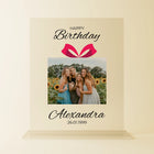 Personalisierte Acrylglasplatte zum Geburtstag mit Foto von Freundinnen im Sonnenblumenfeld, Geschenk-Schleife, Name ‚Alexandra‘ und Geburtsdatum 26.01.1999 – individuelles Geburtstagsgeschenk mit persönlichem Touch
