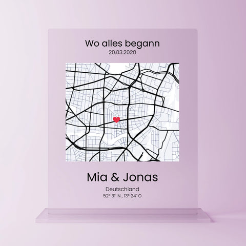 Individuelle Acrylglasplatte mit Stadtkarte, Herzsymbol und Koordinaten – personalisiertes Geschenk zum Jahrestag mit Namen ‚Mia & Jonas‘, Datum und der Aufschrift ‚Wo alles begann‘ – romantische Erinnerung an den gemeinsamen Start