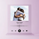 Personalisierte Acrylglasplatte im Musikdesign mit Paarfoto, Songtitel ‚Our love‘, Namen ‚Mia & Jonas‘ und Datum – romantisches Geschenk zum Jahrestag mit Play-Design und Liebe zum Detail