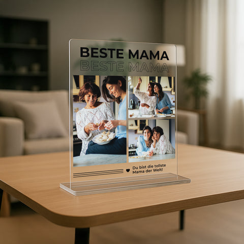 mumaboard Beste Mama Fotocollage aus Acrylglas mit drei Fotos und personalisiertem Spruch „Du bist die tollste Mama der Welt" auf einem Holz Tisch im Wonhzimmer