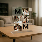 mumaboard MOM Fotocollage aus Acrylglas mit fünf Familienfotos zwischen den Buchstaben M, O, M auf einem Holz Tisch