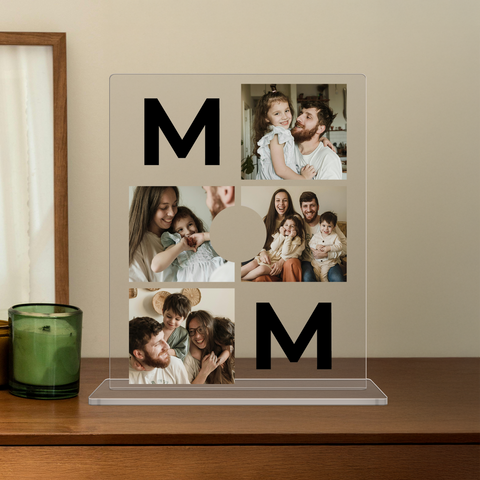 mumaboard MOM Fotocollage aus Acrylglas mit fünf Familienfotos zwischen den Buchstaben M, O, M auf einer Holzkommode