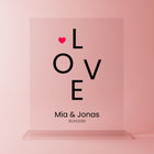 Minimalistische Acrylglasplatte mit LOVE-Schriftzug und Herzsymbol – personalisiertes Liebesgeschenk mit Namen ‚Mia & Jonas‘ und Datum – stilvolle Geschenkidee zum Valentinstag oder Jahrestag