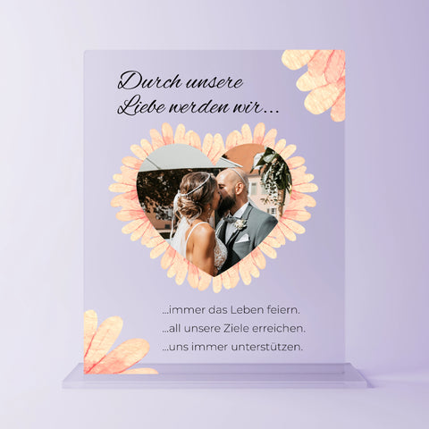 Romantisches Acrylglas-Geschenk mit Hochzeitsfoto im Herzrahmen – personalisierte Dekoplatte mit Zitat ‚Durch unsere Liebe werden wir…‘ und Versen über gemeinsame Zukunft – ideales Geschenk für Hochzeit oder Jahrestag