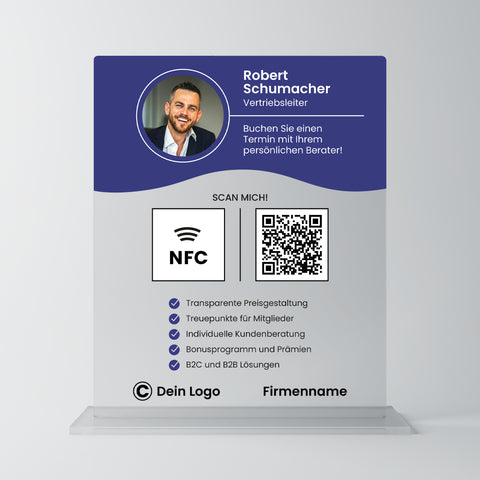 Personalisierte Acrylglas-Messeaufsteller mit QR/NFC für Leadgenerierung